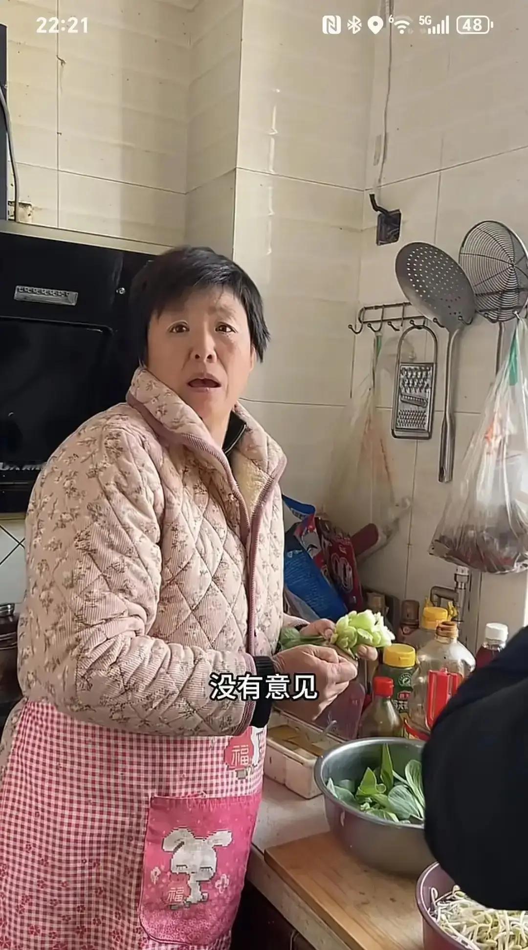 刷到一条“儿媳拒做早餐被老公打，婆婆安慰相拥而泣”的短视频，画面里女演员穿围裙，