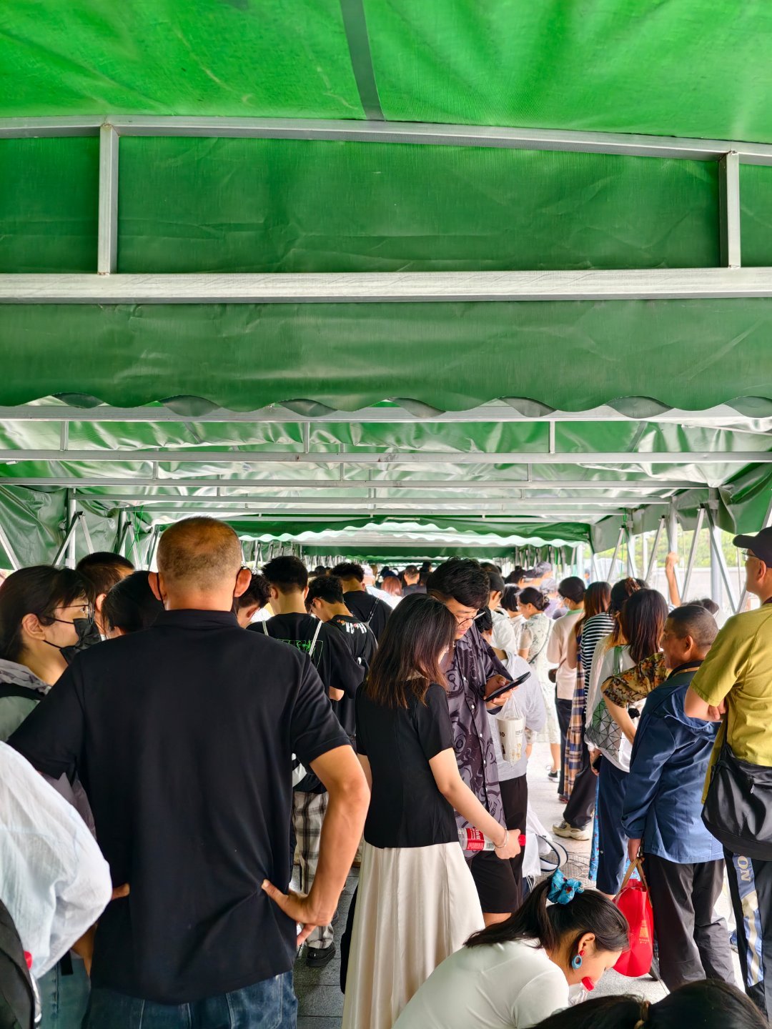 今天打卡国家博物馆，现在已经有几百人排队了[摊手]中国国家博物馆北京旅游老张杂谈