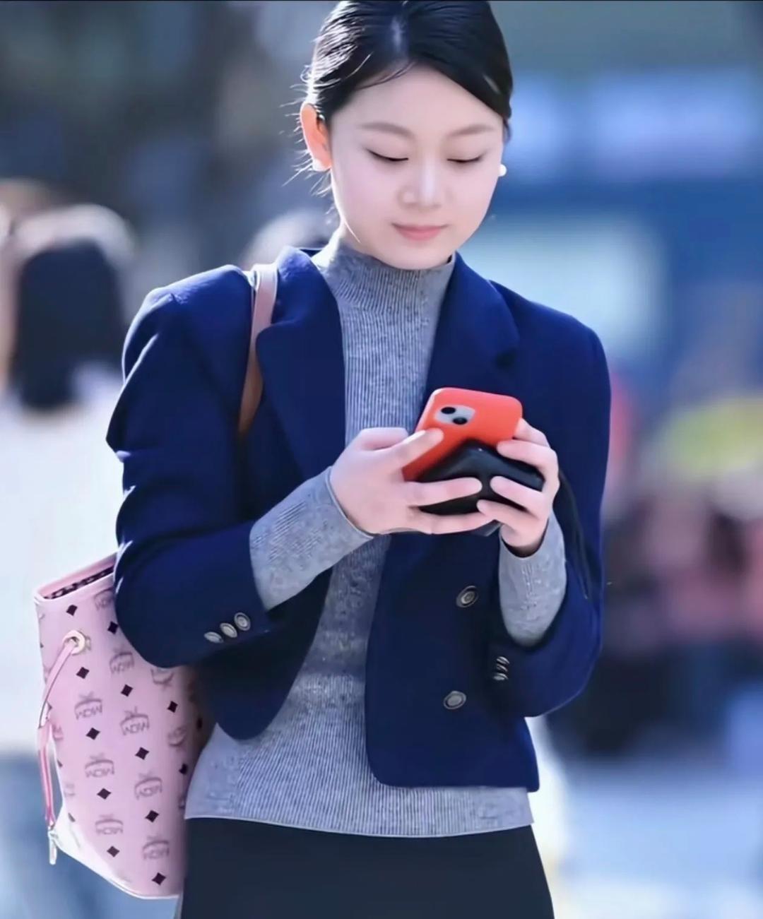 这种美⁠‍﻿女‌‌，﻿才﻿‏是男人真正的梦中情﻿﻿人。