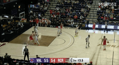 小杨的篮球智商还是非常好的，这个球错位和对面兄贵，几乎第一时间察觉出对方阵型不好