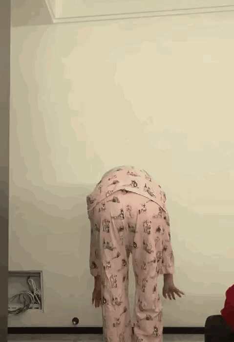 要不是我没近视，
差点被她给装到了。