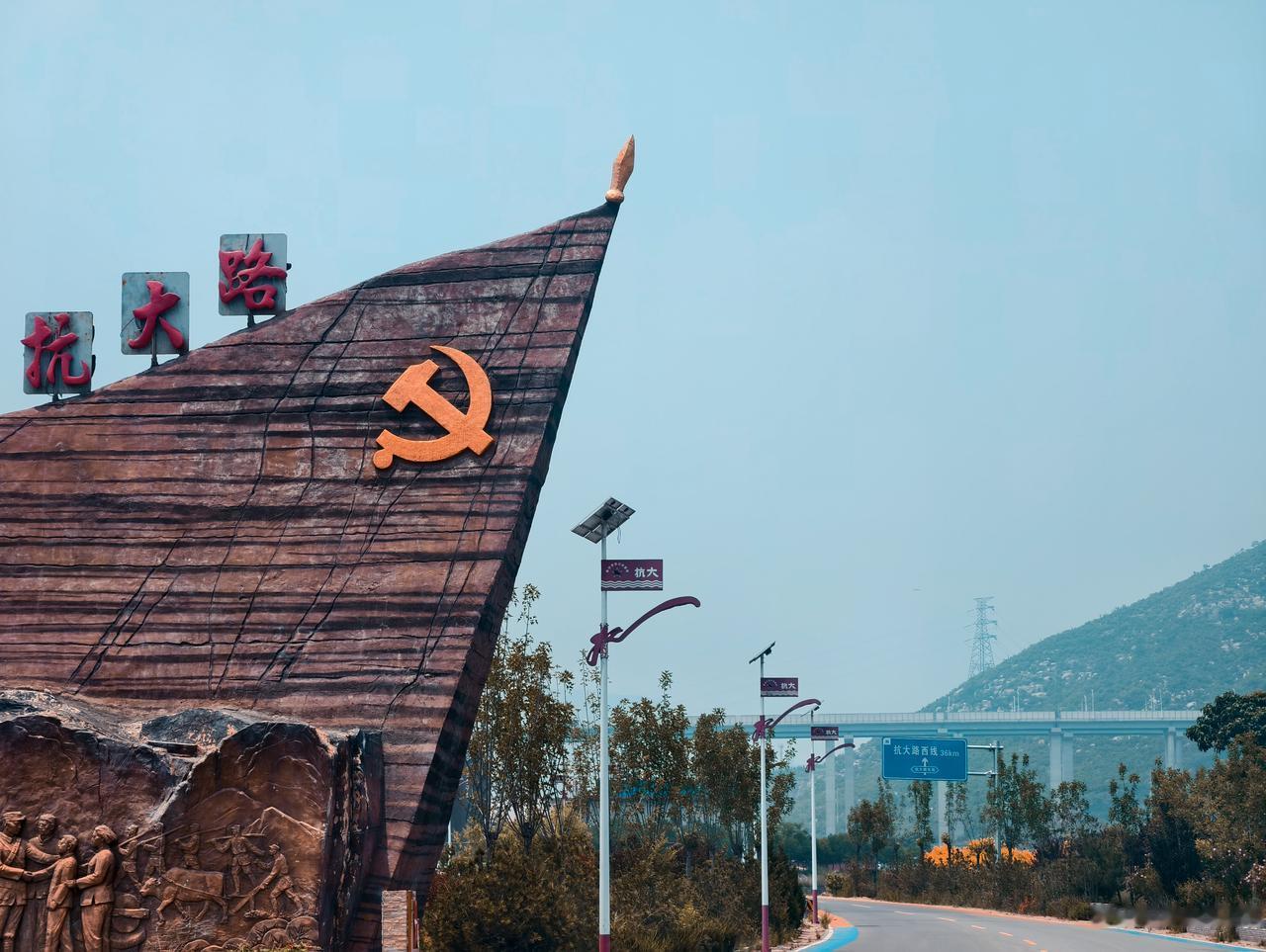 全国独一份！邢台这条抗大路，红绿共生惊艳太行。
邢台抗大路是全国唯一以抗大命名的
