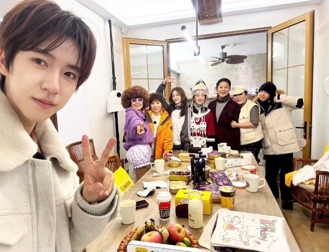 倪萍后悔没跟贺峻霖捆绑上倪萍老师这波吐槽太有梗！酸溜溜调侃唐国强蹭时代少年团流量