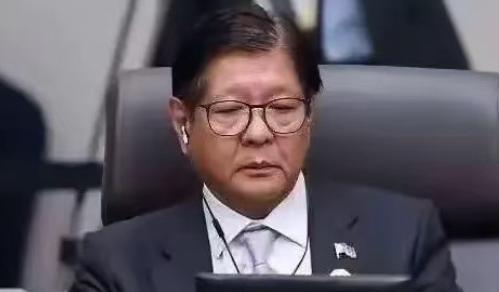 菲律宾干了件全世界没一个国家干过的事。他们直接宣布，国家进入紧急状态。不是因为战