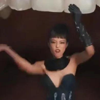 BLACKPINK重新合体之后的MV简直杀疯了，MV画面的寓意野心勃勃。
这是要