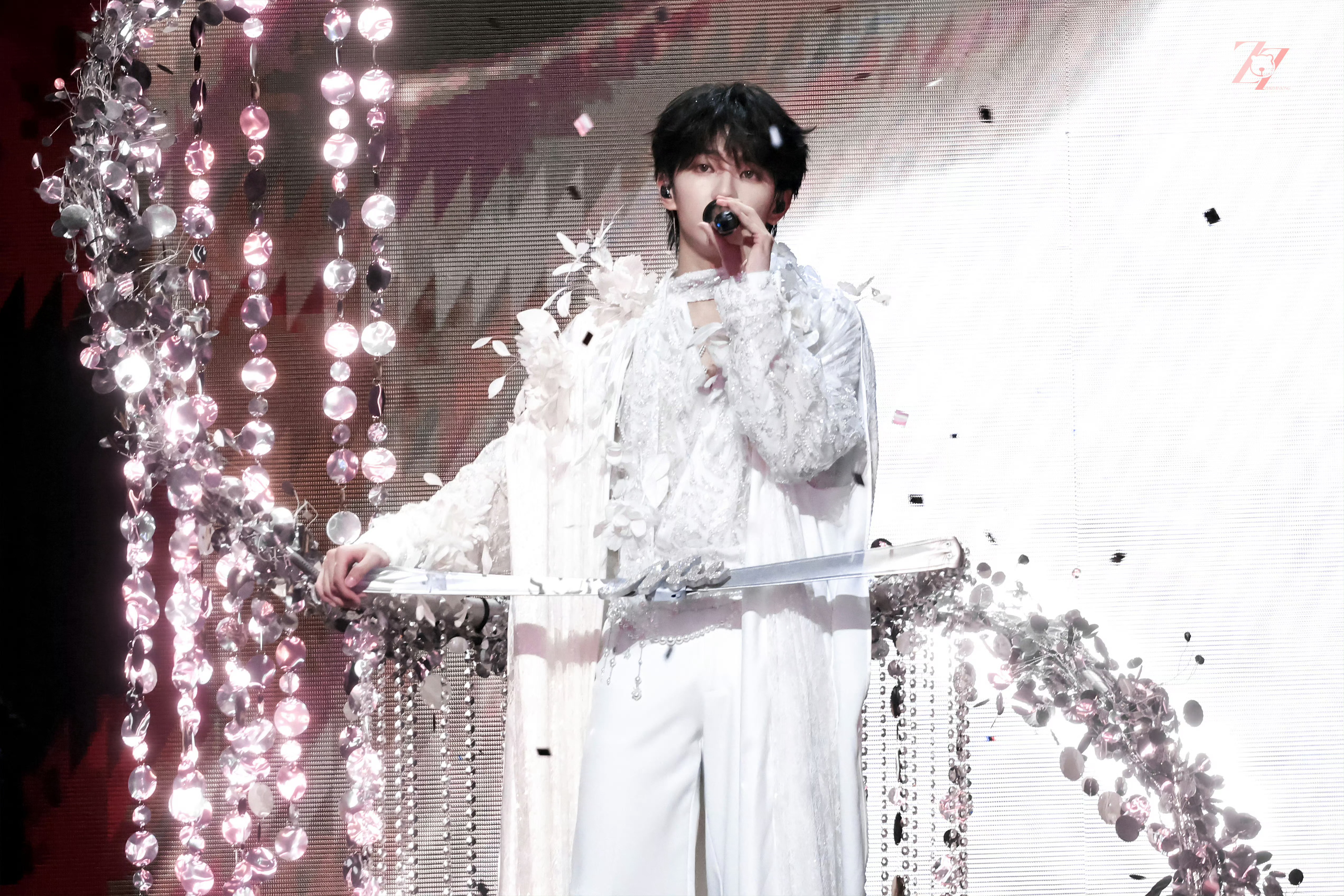 穆祉丞 🧡🩷 穆祉丞局部宇宙巡演 你占满了我心 除了你的笑意盈盈 我几乎听不