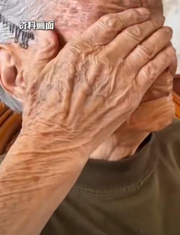 上海一独居老太认快递员当干儿子，一年被盗95万却浑然不知，老太还邀其同住，快递员