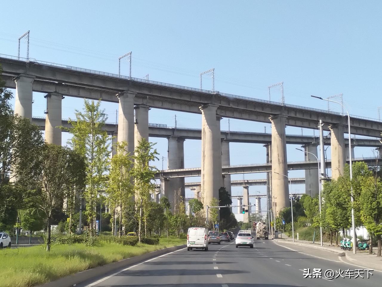 这个地方公交站叫界碑，是沙坪坝区井口和北碚区同兴交界地带，当然随着同兴划入两江新