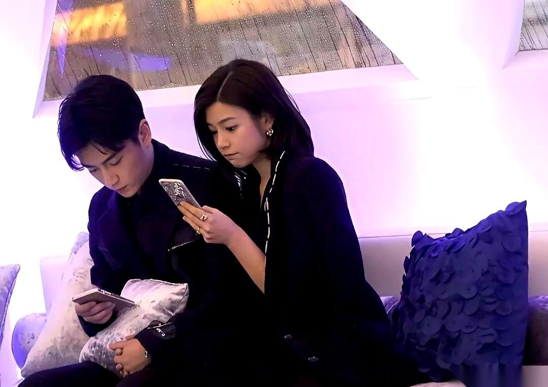 去年全网还在传陈晓和陈妍希婚变，说俩人貌合神离，连眼神都不在一个频道。
结果转头