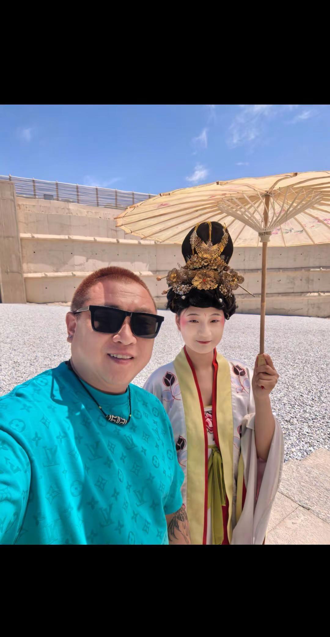 家有叛逆老登一枚！染着个性发色，戴着闪地道鸡味 亮耳钉，身上还有纹身，最爱开着车