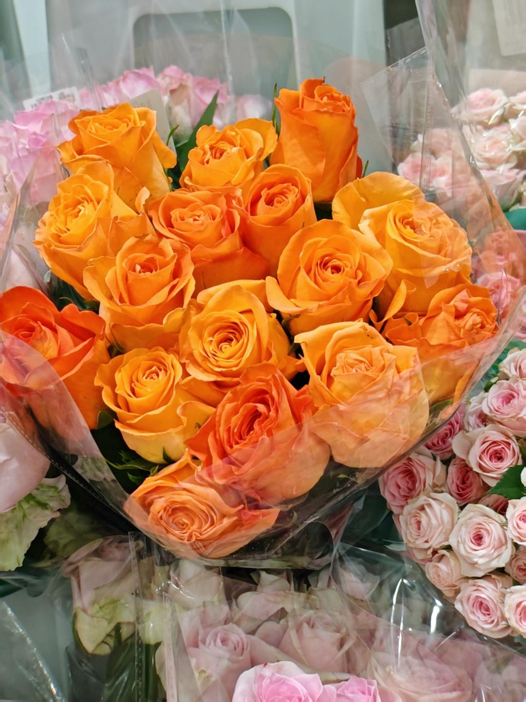 而且价格也很实惠，一大束多头玫瑰才几十块钱，比外面花店划算多了。我买了几束回去插