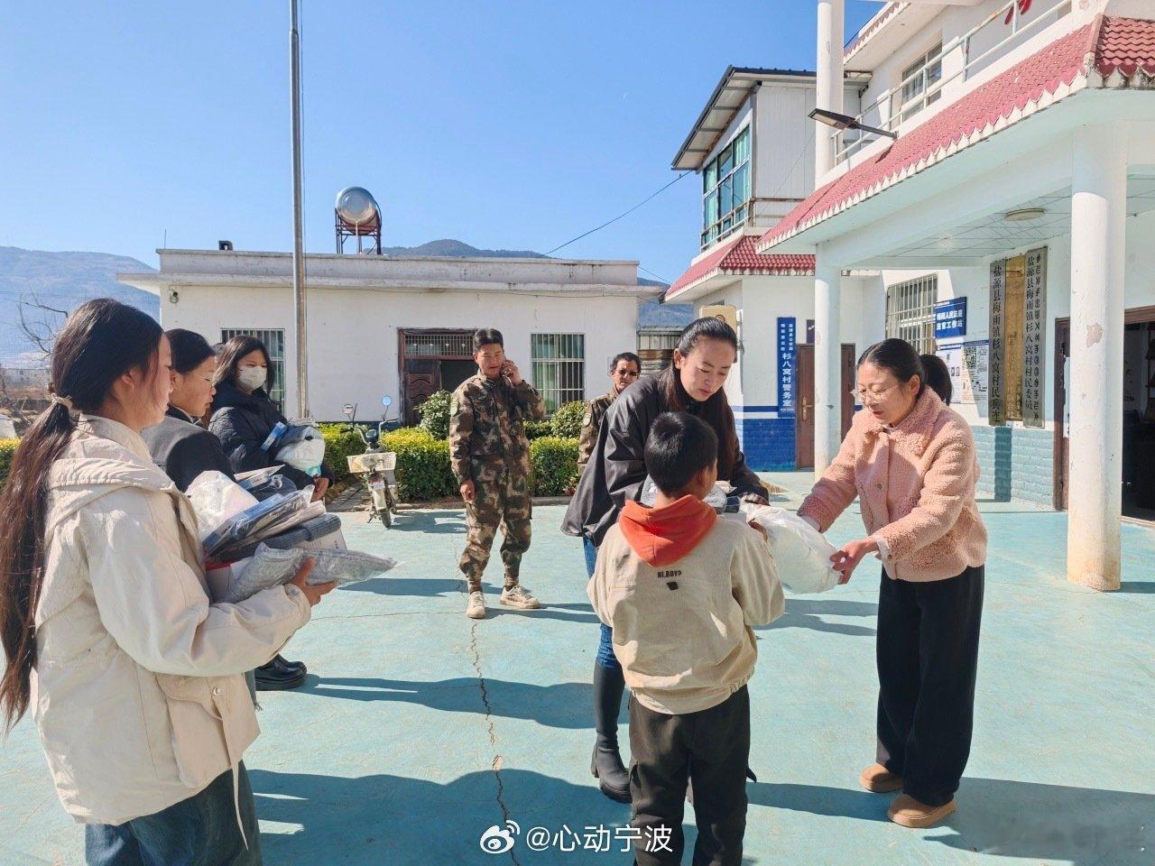 宁波鄞州跨越2300公里给学子送暖心礼包 2300公里的山海阻隔，挡不住鄞州传递