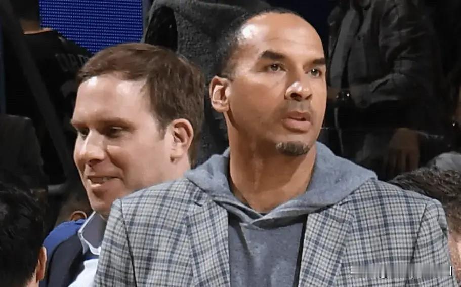 根据Shams Charania的报道：独行侠老板杜蒙将在今日球队会议上解雇哈里