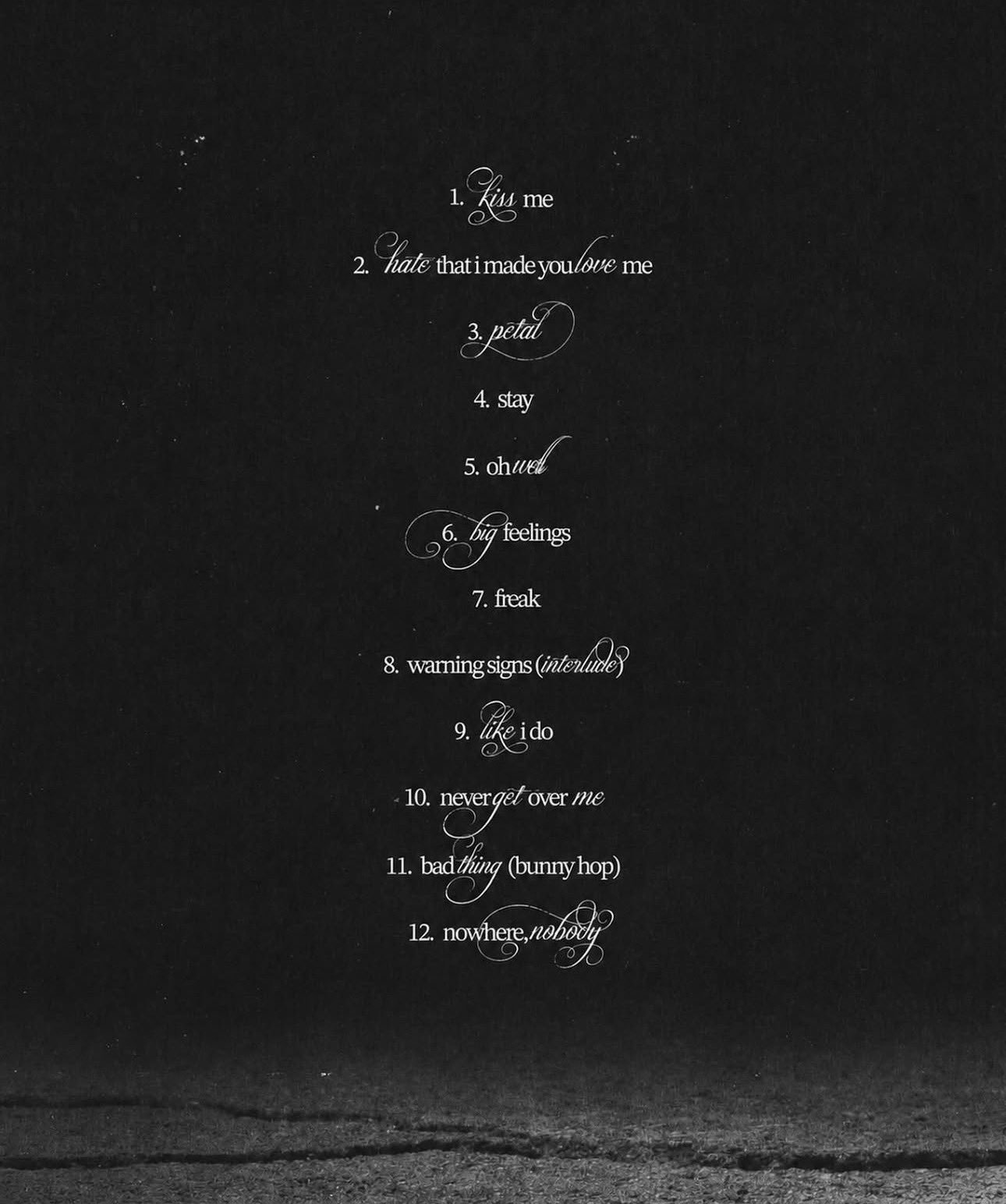 官方上传的petal曲目表中，只有stay和freak的字体不同👀Ariana