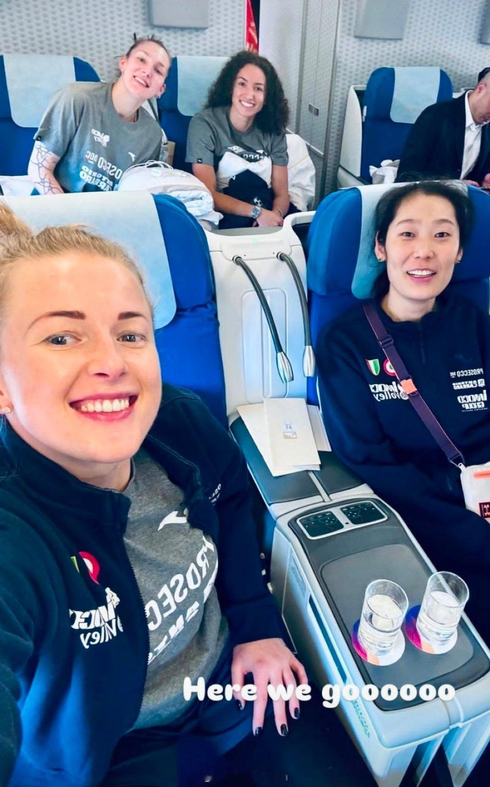 朱婷[超话] Here we goooooo！✈️朱婷与小妈并排坐[哈哈][哈哈