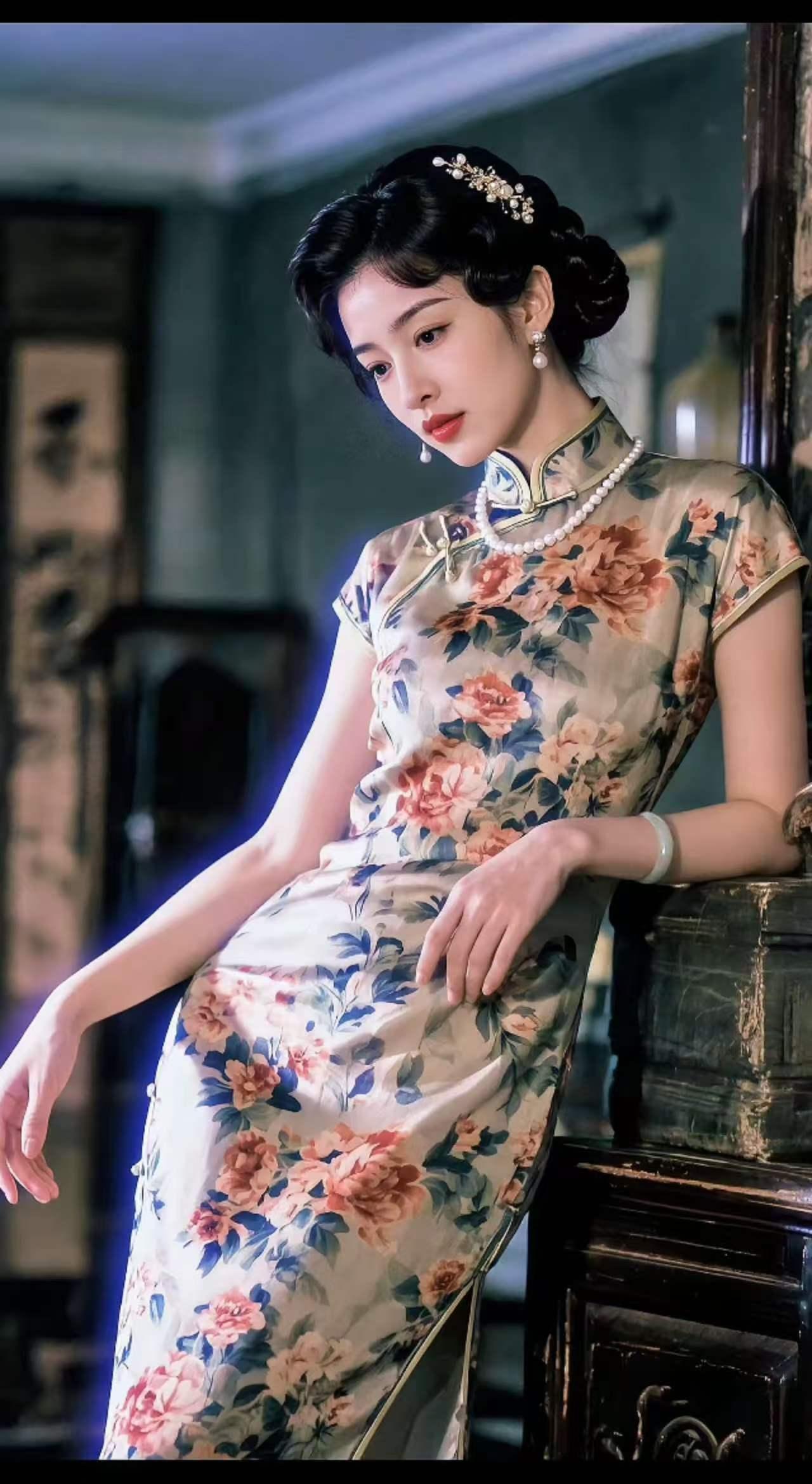 捣练子
簪映鬓，韵凝裳，
一袭旗袍载旧光。
眼波流转多少事，
随风碎作檐头霜。