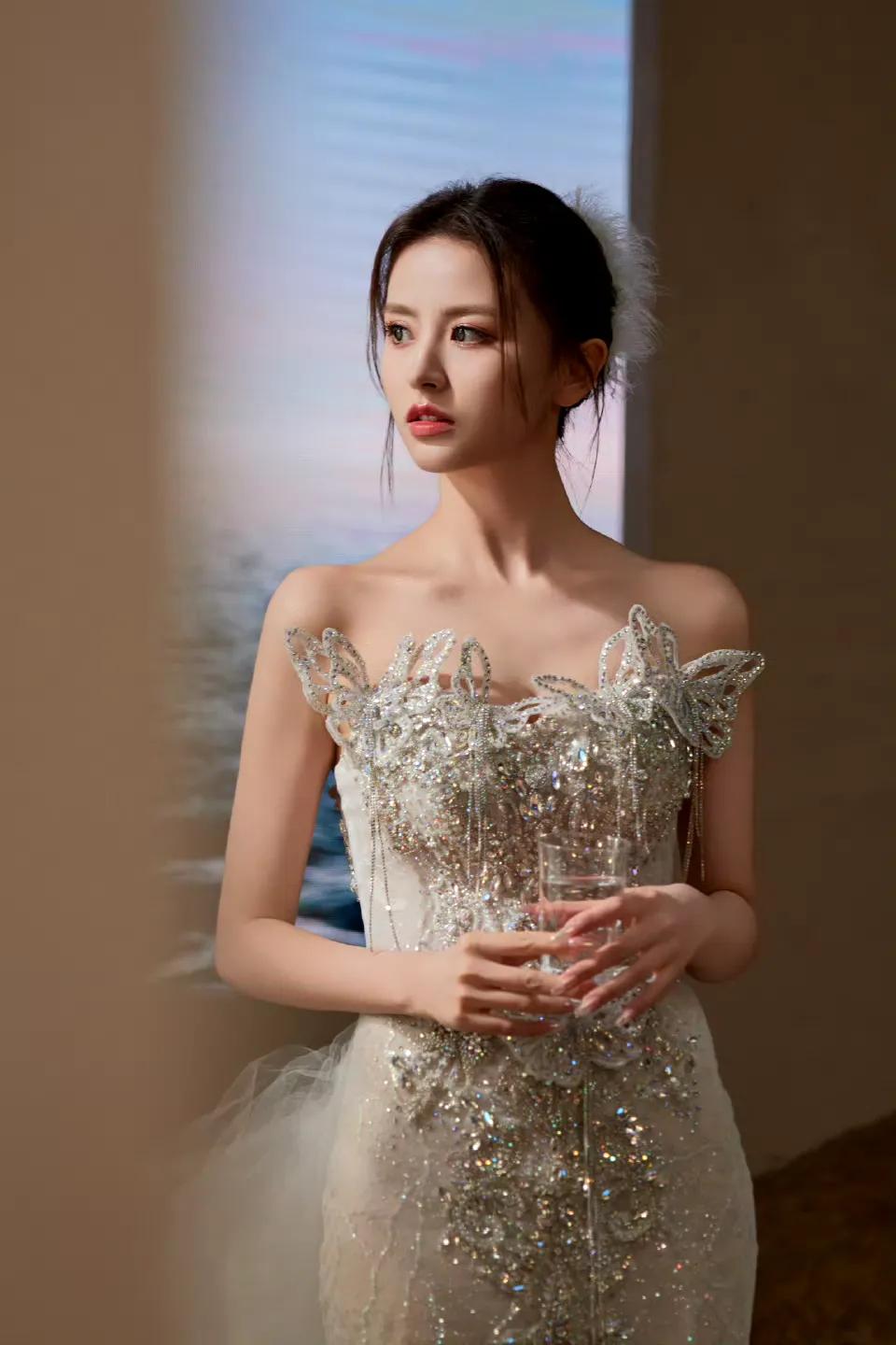 胡嘉欣是个很有潜力的艺人。2002年出生于武汉，她的经历相当丰富。曾经是国家一级