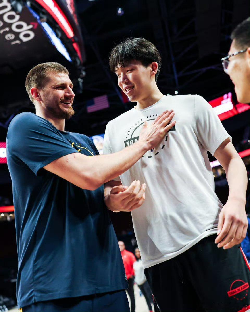 哈哈哈，小杨笑得乐开了花。杨瀚森与约基奇互动掘金vs开拓者波特兰开拓者杨瀚森