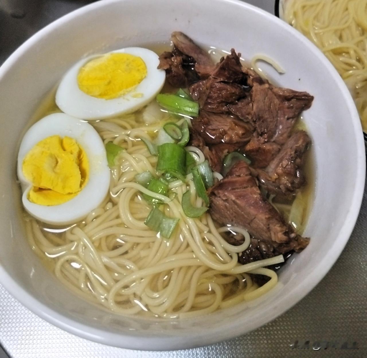早餐，牛肉面。

虽然五点半起床有点儿早，但这6.点的早餐很耀眼呀[呲牙]

爱