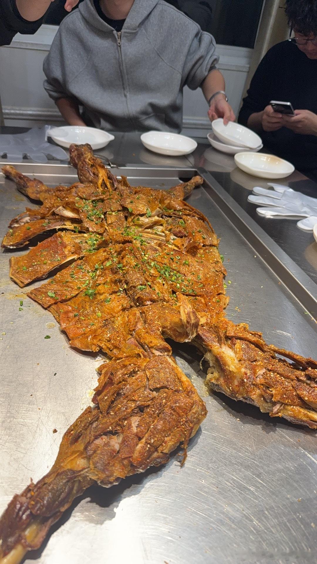 唯有全羊解心宽芜湖最后一家想去吃的店终于凑够了人没白期待，无论是羊还是羊汤都可以