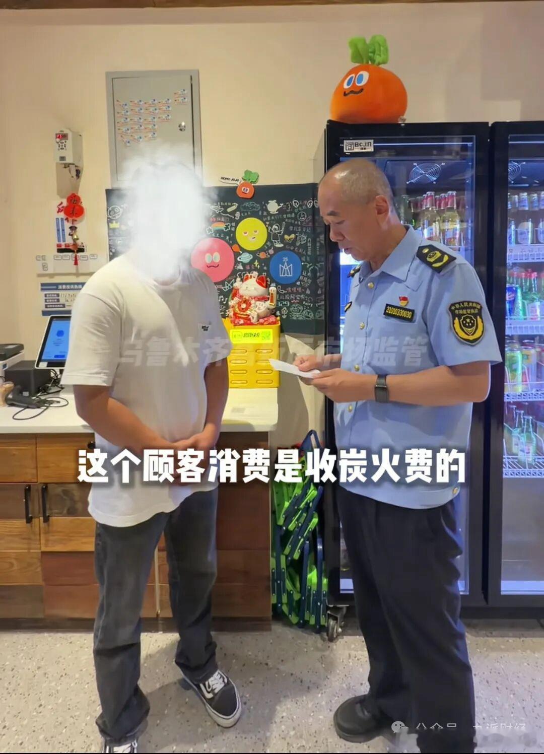网友吃烤肉被收炭火费要求打包炭火烧烤店单独收取炭火费，付费还不能带走炭火。网友曝