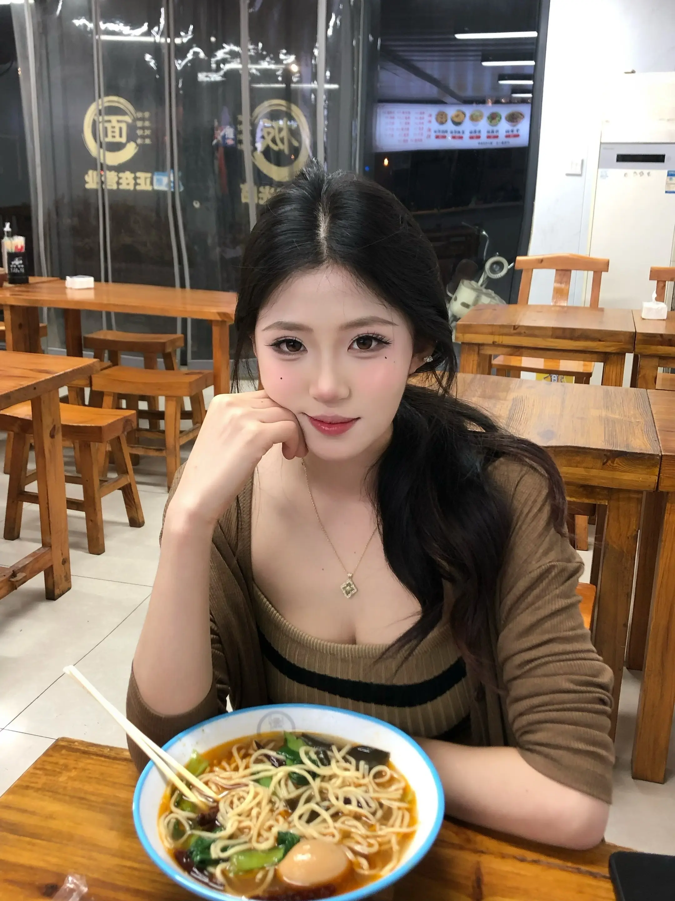 她的牙齿很整齐 笑起来很可爱