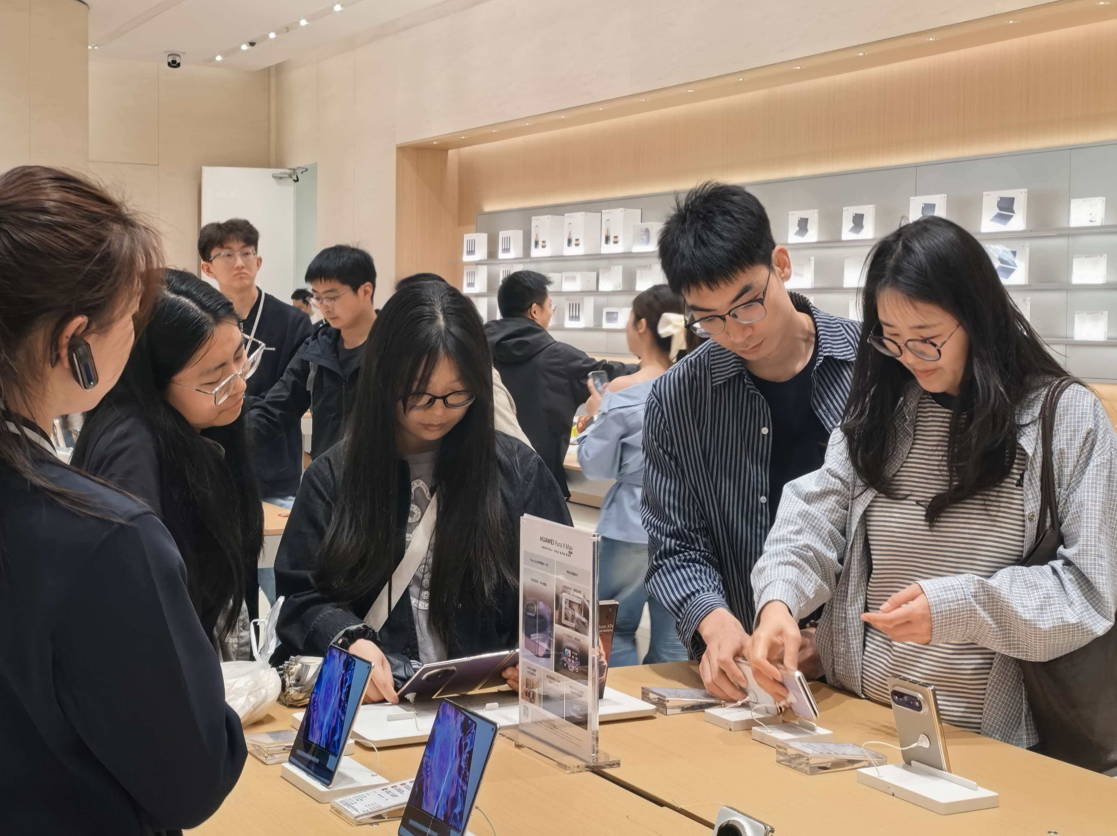 华为大阔折再现抢购热潮4月20日华为Pura系列及全场景新品发布会上，全新折叠旗