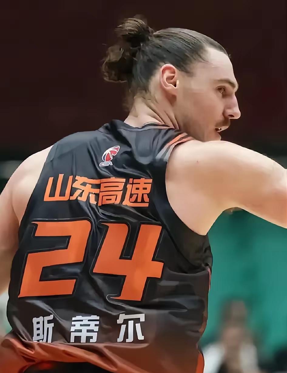 斯蒂尔悬了？自从一开始来山东之后的惊艳到一场比赛最后时刻上场旋即被换下之时，走到