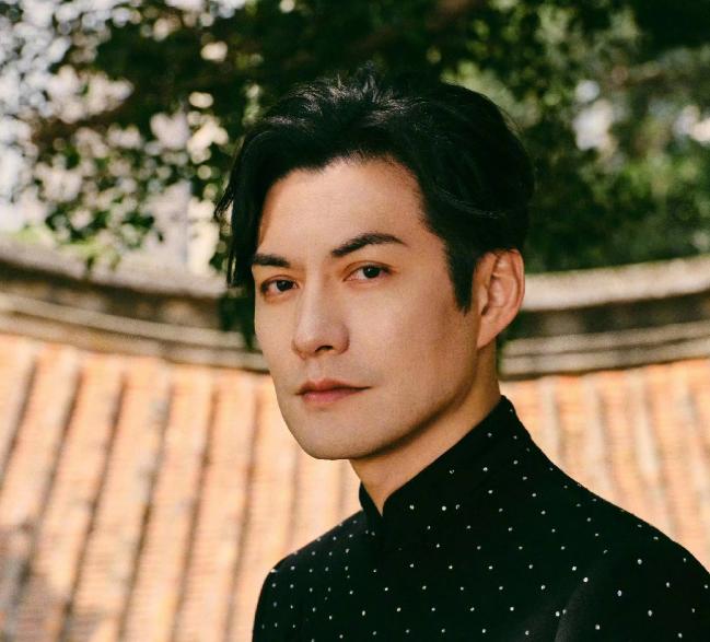 严屹宽，给张凌赫指了条明路！

4月1日，严屹宽接受采访，面对“粉底液将军”争议