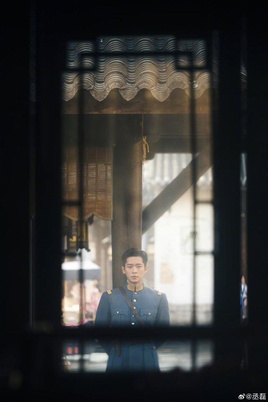 丞磊虞昶轩民国戏白月光级别 丞磊这个民国妆造也是白月光级别现在就是一整个很想追剧