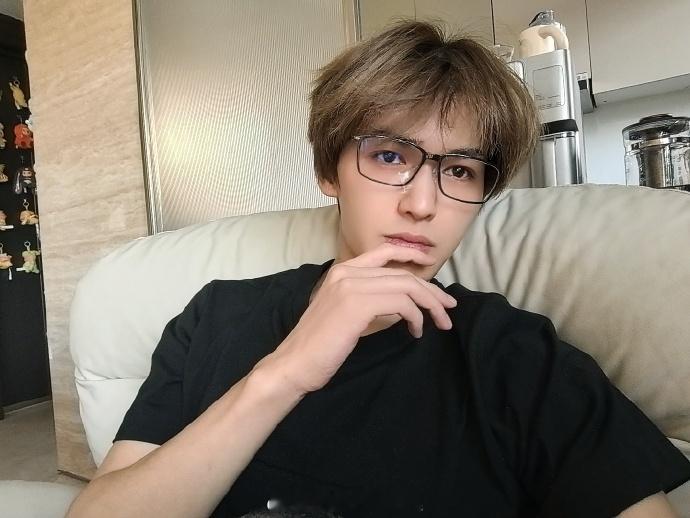 朱正廷眼神好有故事朱正廷少年感满满 朱正廷的眼神里有温柔有力量，故事感十足，让人