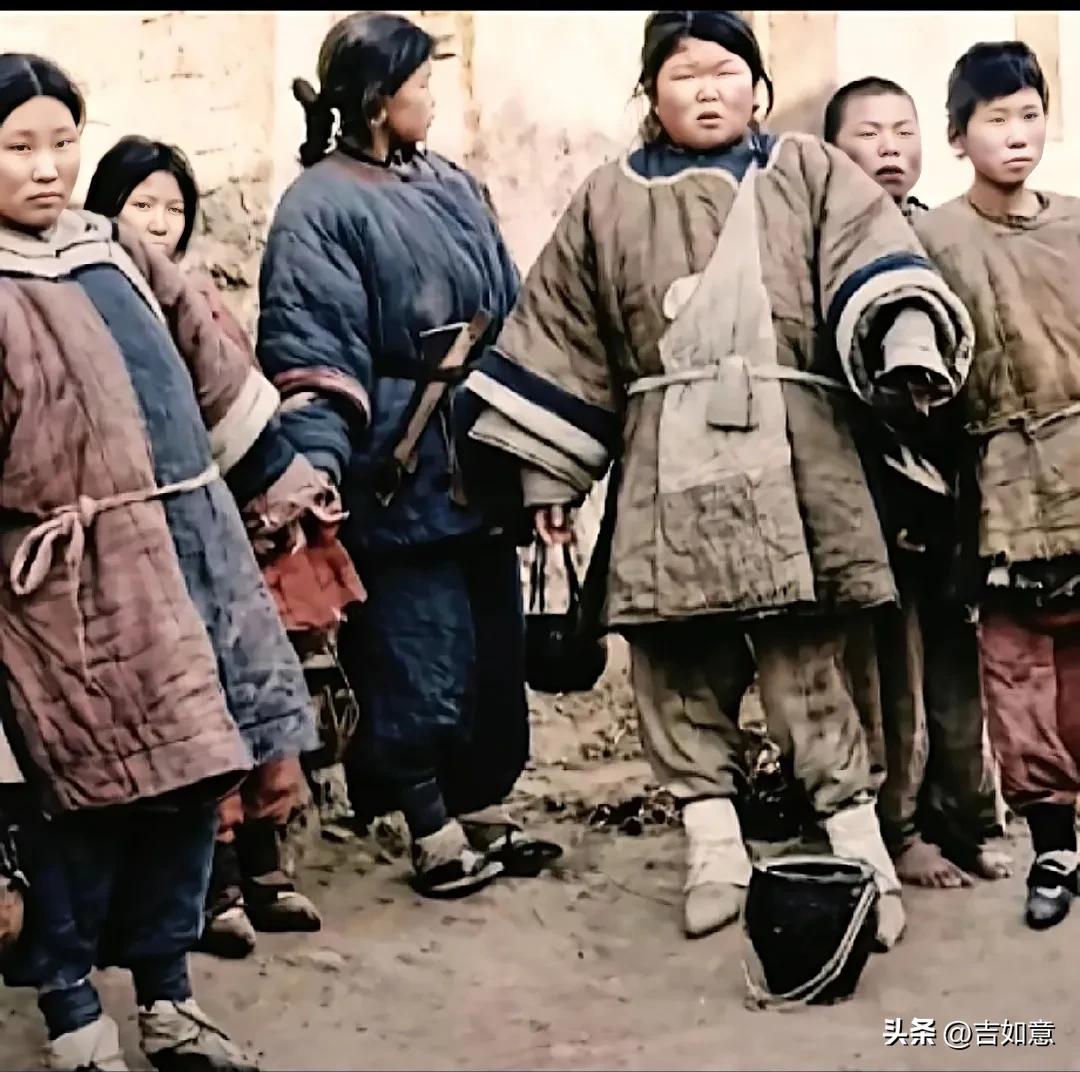 旧时步履艰难，日子清贫不易，
老照片满是沧桑，珍惜当下平安喜乐。