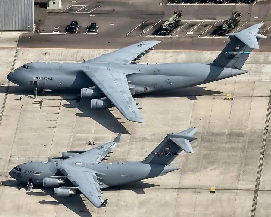 这张图片展示了 C-17 Globemaster III 和 C-5 Galax