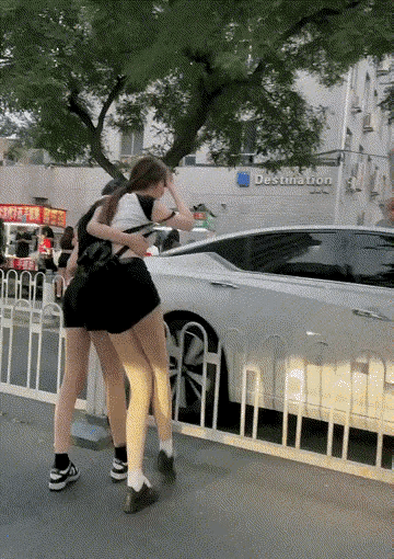 图一：谁说腿长没有好处，一目了然的好处啊。
图二：这样的房子，该怎么住啊？