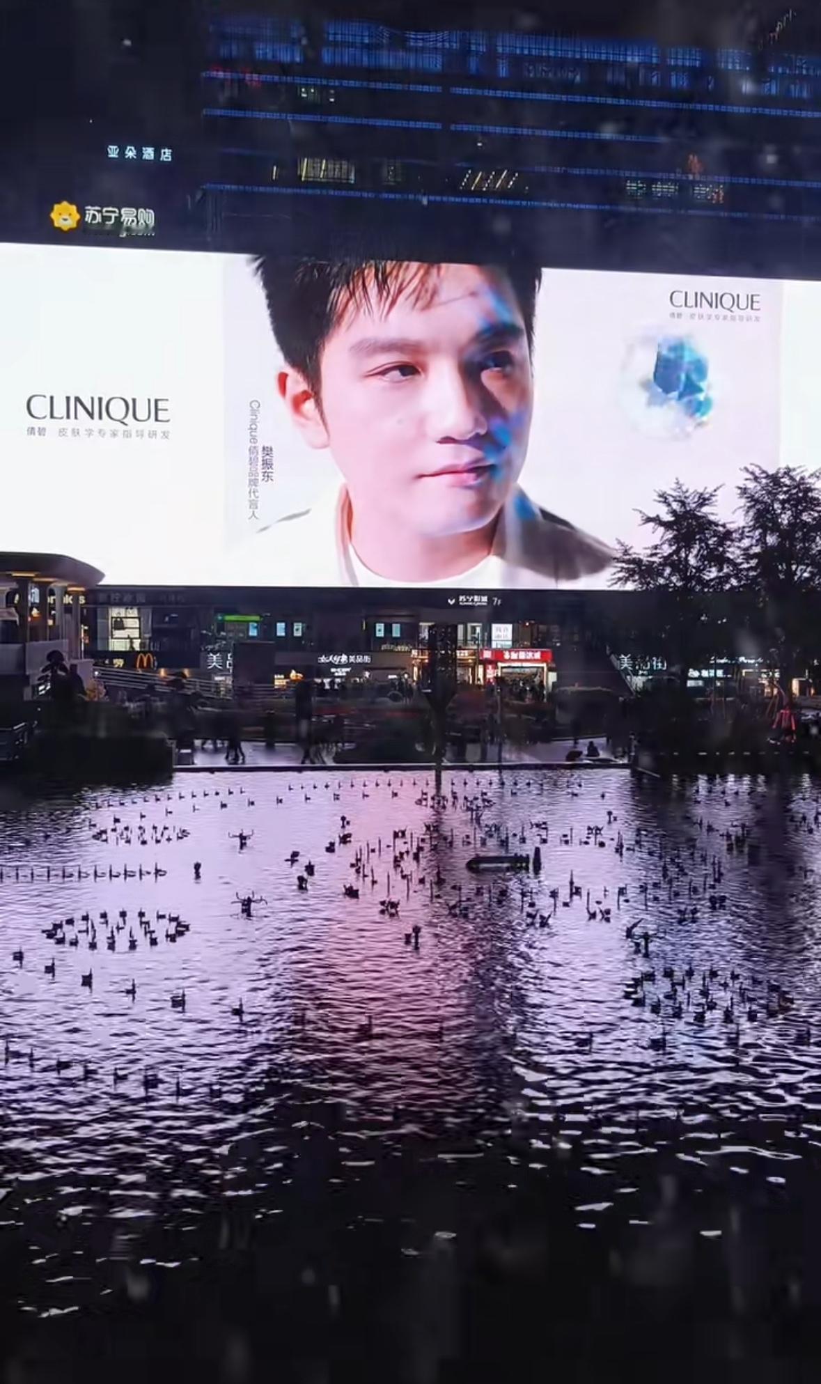 樊振东的实力看到了吧，代言都看亚洲第一大屏幕了，太有实力了，品牌方大气！
这角度