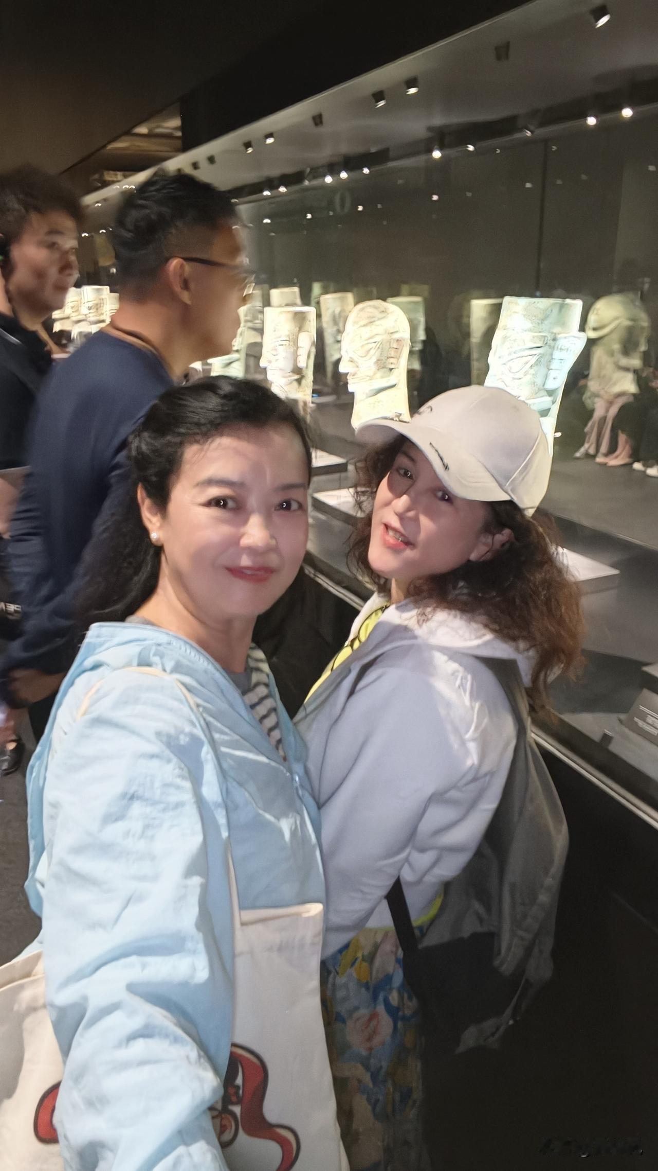 三星堆满60岁不用预约，我直接拿身份证就可以进入了，我同伴网上预约支付了72元门