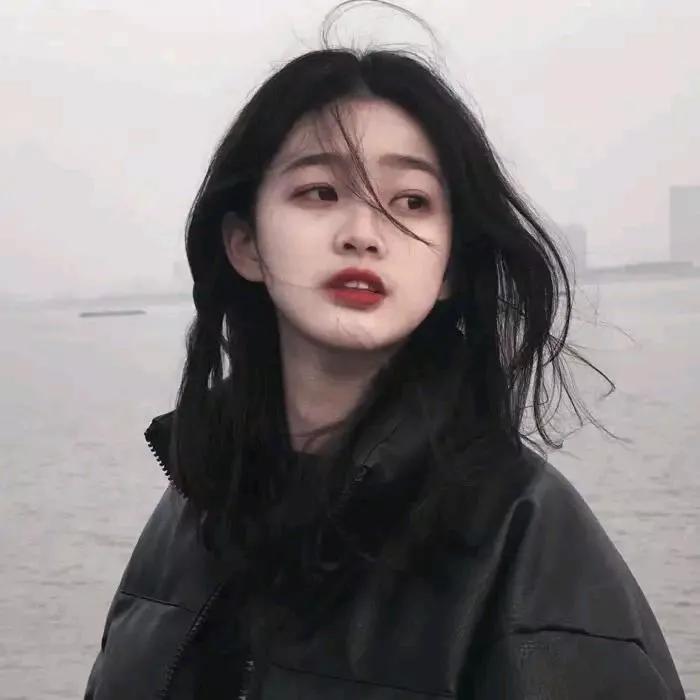 冷风中漫步，红唇如火，释放自由的力量于花丛间漫步 雨中氛围感写真 野趣漫步写真 