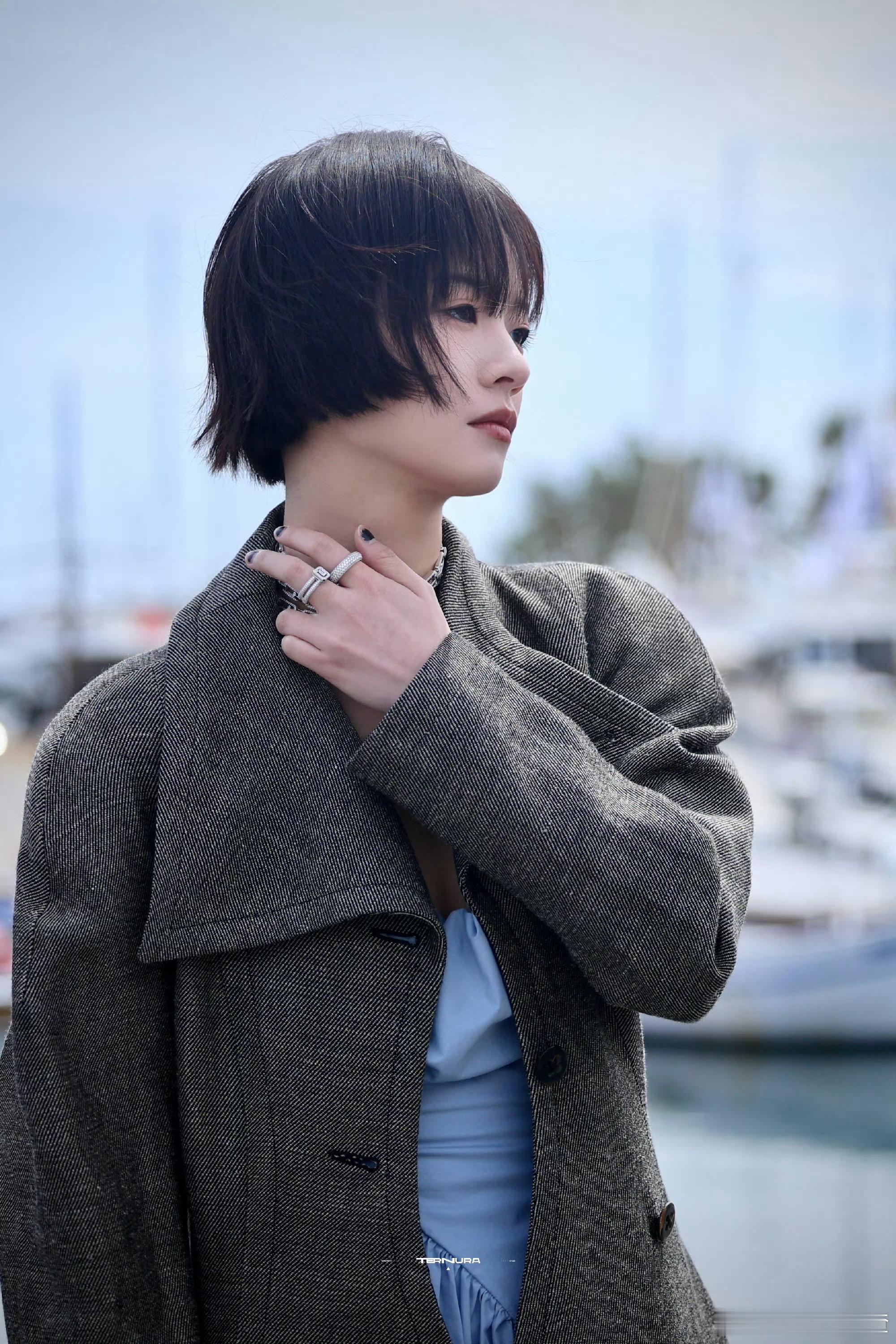 李庚希戛纳英文致辞跨越语言奔赴浪漫光影，李庚希站在戛纳舞台娓娓致辞。语气轻柔坚定