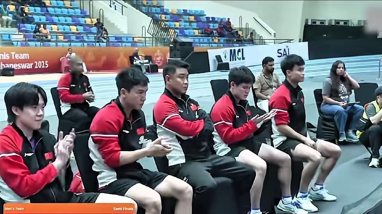 中日亚锦赛男团半决赛，中国队最大功臣得是林诗栋！前两盘梁靖崑、王楚钦先后输球，0