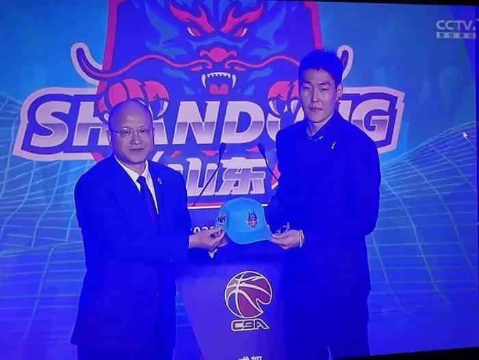 山东男篮在选修大会中，用第11顺位选择了阿泽，在球迷看来球队得到了一位锋线悍将
