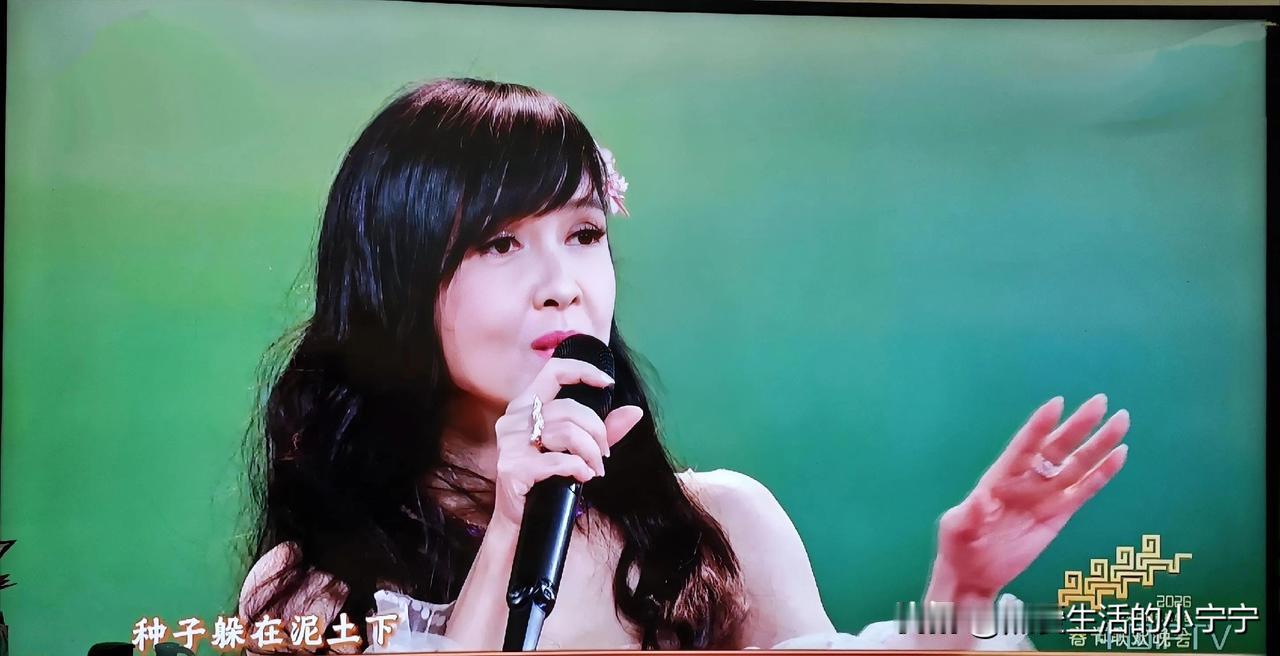 50岁老男人的梦中情人。她还是那么年轻，我却已经谢顶了。