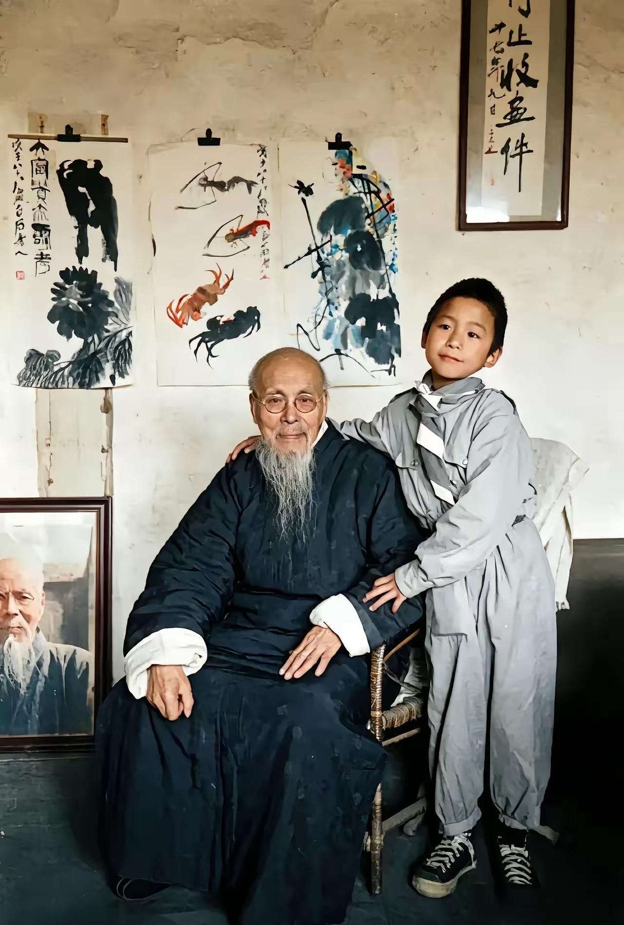 这是1948年在北平，齐白石与儿子齐良末的合影照。当时齐白石八十四岁，齐良末只有
