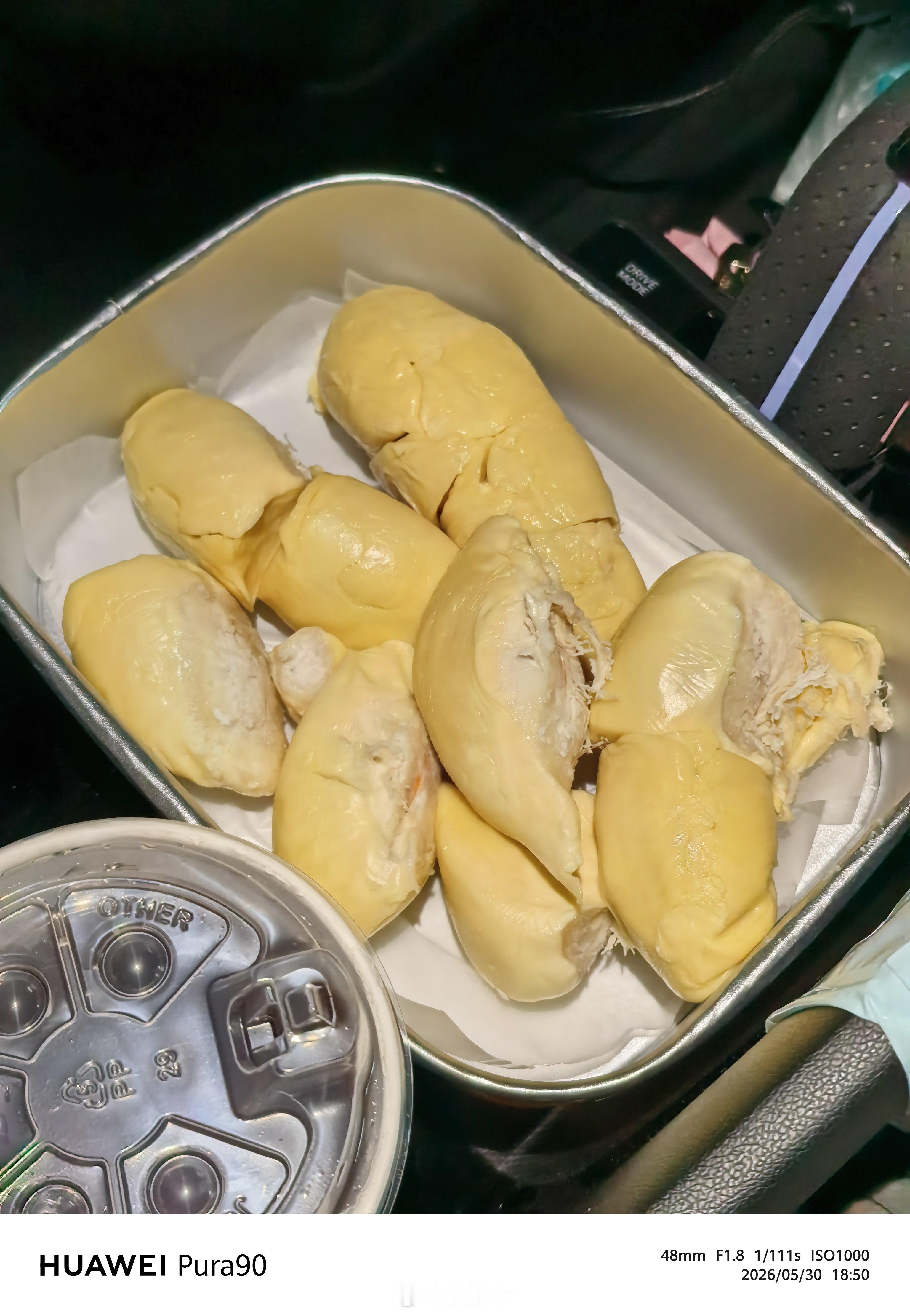 槟城的绿豆榴莲真的很好吃果肉是偏白色的，吃起来奶油味很浓，超甜，基本没有苦味，一