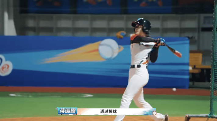 李菲儿蒋璐霞勇闯棒球综艺超棒的我们全新挑战来袭！李菲儿认真学习棒球理论，蒋璐霞从