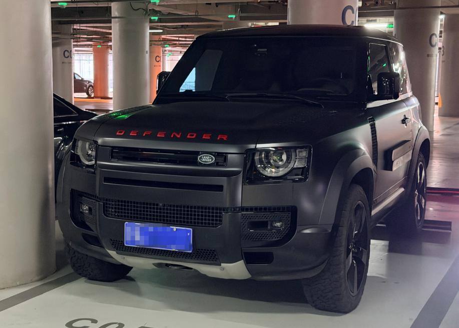 不得不说，这款路虎卫士，特别是灰色的外观，充满了战斗气息，红色的路虎卫士的车标确