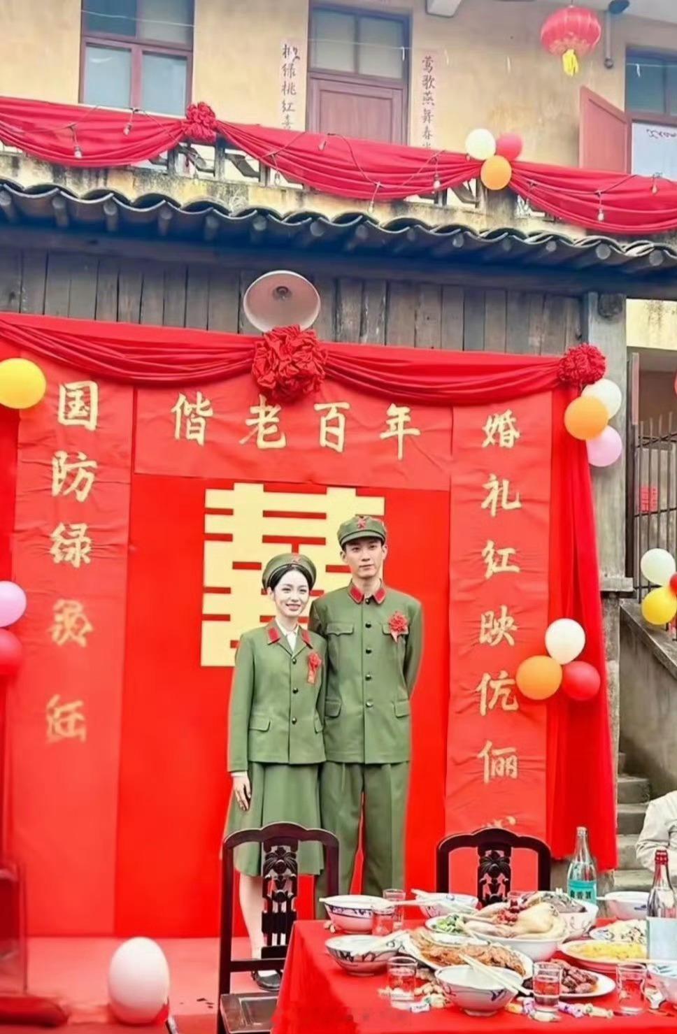 周也王子奇杀青照周也 王子奇主演的年代剧《红舞鞋》官宣杀青，期待了 