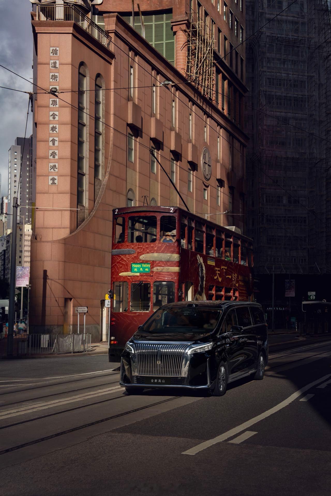 一段风靡大湾区的故事，从香港的街角开始，流转于中环流光与电车悠影间，所见，即是优