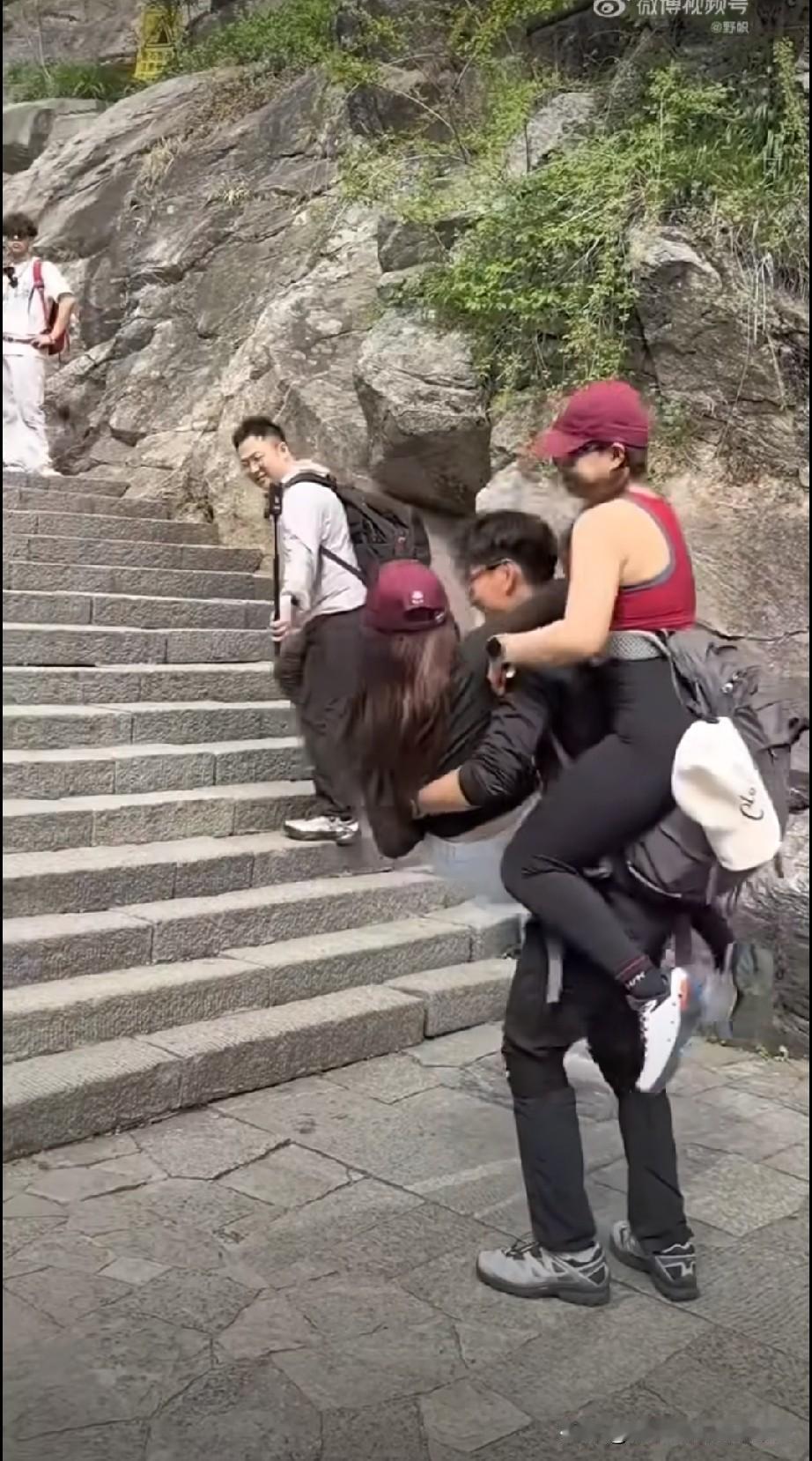 新兴行业——陪爬。陪爬小哥着实不易，后面背着一个，前面抱着一个。峨眉山泰山黄山均