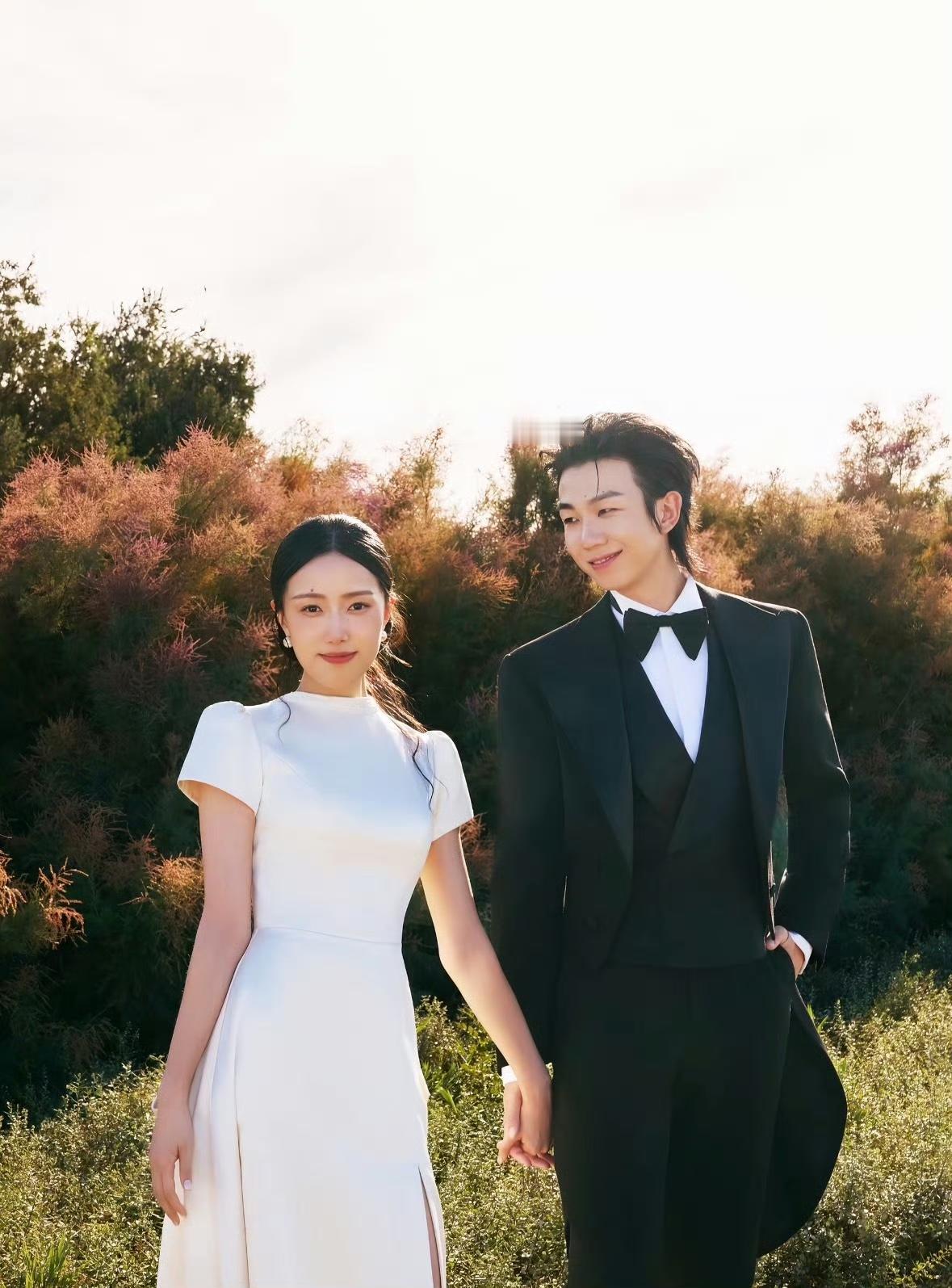 白举纲晒婚纱照，字里行间皆是对妻子的珍视！！！

近日，白举纲晒出婚纱照，补办属