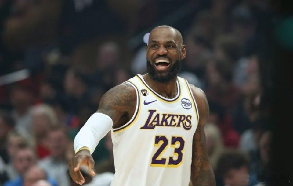 NBA常规赛湖人背靠背主场迎战马刺，詹姆斯因伤缺席比赛，本赛季第18次缺席比赛，